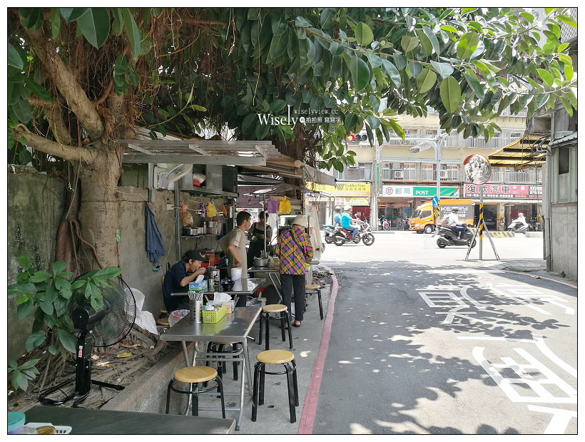 新北新店。復興路27號旁巷子口黑白切小吃︱魯肉飯、肉羹清湯，近景美橋旁