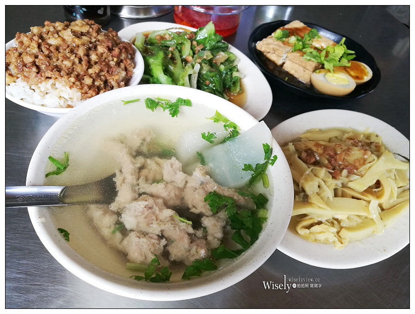 新北新店。復興路27號旁巷子口黑白切小吃︱魯肉飯、肉羹清湯，近景美橋旁