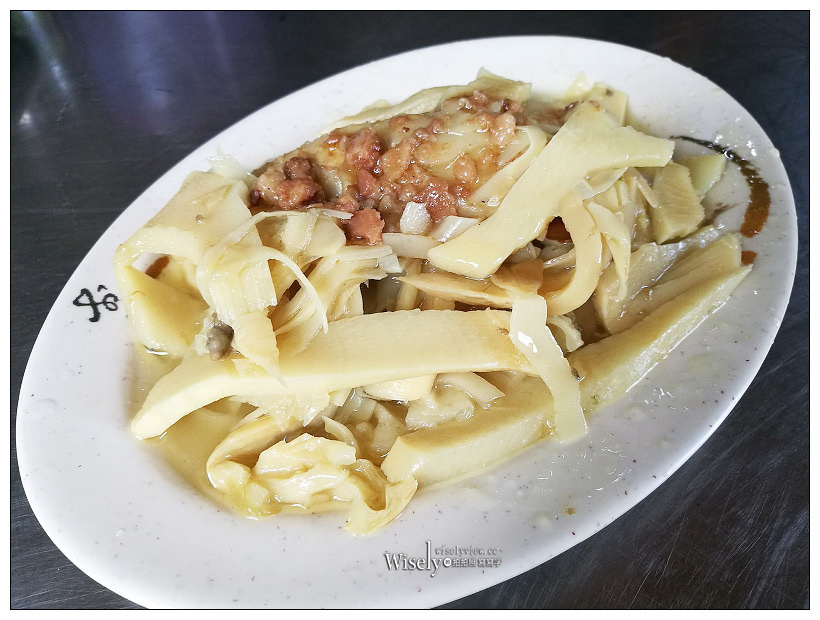 新北新店。復興路27號旁巷子口黑白切小吃︱魯肉飯、肉羹清湯，近景美橋旁