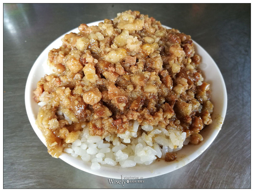 新北新店。復興路27號旁巷子口黑白切小吃︱魯肉飯、肉羹清湯，近景美橋旁