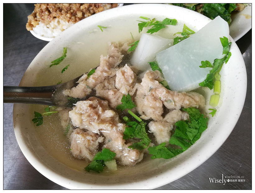 新北新店。復興路27號旁巷子口黑白切小吃︱魯肉飯、肉羹清湯，近景美橋旁