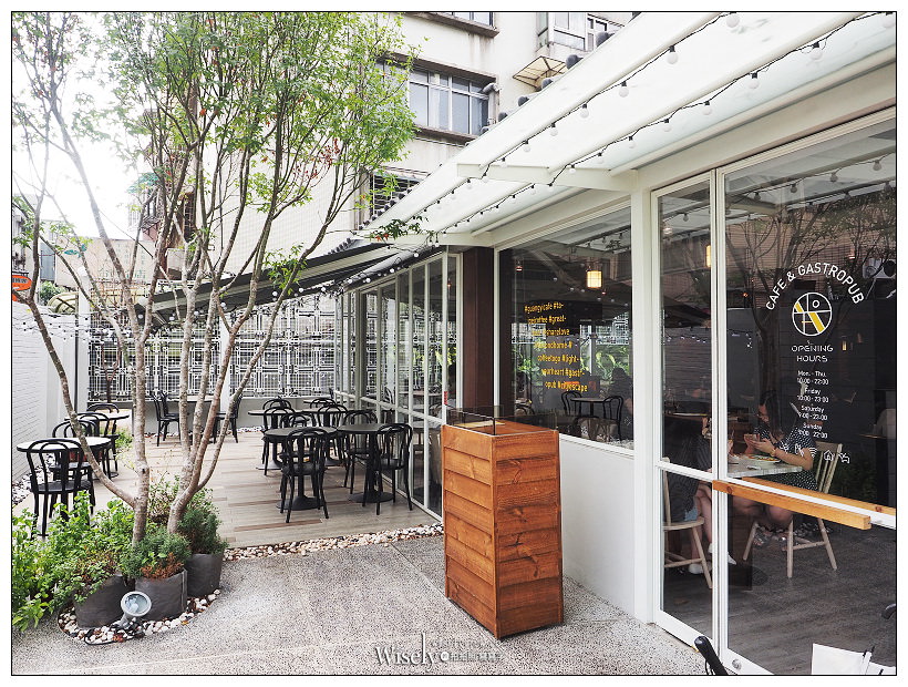 台北大安。光一肆號︱新生南路上老宅改建的白色玻璃咖啡屋，鄰近台灣大學～知名網紅IG打卡店，輕食早午餐下午茶