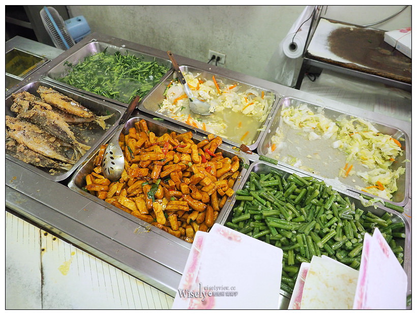 新北新店。可愛村便當︱必吃雞腿飯及焢肉飯，大豐路知名平價小吃便當美食