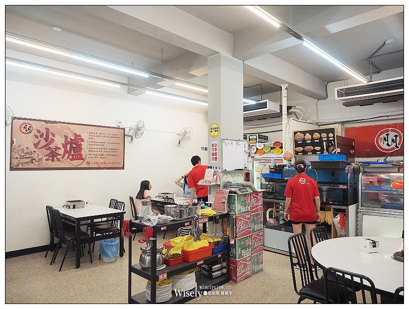 新北永和。二月牌沙茶爐︱五層澎湃海鮮塔與自製沙茶醬，扁魚蝦米湯底好新鮮；另有客製私房菜餚，以及新口味韓式豆骨鍋，多人品嚐CP值超高！