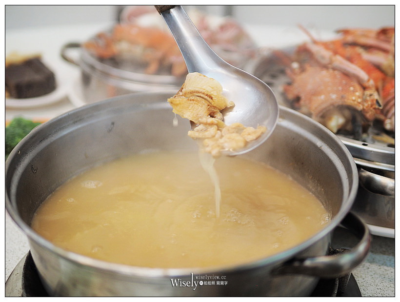 新北永和。二月牌沙茶爐︱五層澎湃海鮮塔與自製沙茶醬，扁魚蝦米湯底好新鮮；另有客製私房菜餚，以及新口味韓式豆骨鍋，多人品嚐CP值超高！