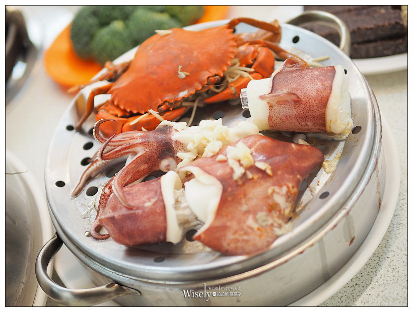 新北永和。二月牌沙茶爐︱五層澎湃海鮮塔與自製沙茶醬，扁魚蝦米湯底好新鮮；另有客製私房菜餚，以及新口味韓式豆骨鍋，多人品嚐CP值超高！