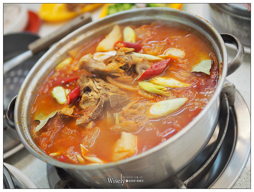 新北永和。二月牌沙茶爐︱五層澎湃海鮮塔與自製沙茶醬，扁魚蝦米湯底好新鮮；另有客製私房菜餚，以及新口味韓式豆骨鍋，多人品嚐CP值超高！