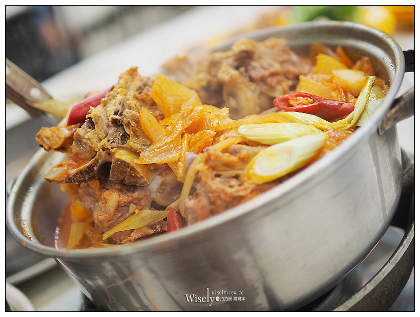 新北永和。二月牌沙茶爐︱五層澎湃海鮮塔與自製沙茶醬，扁魚蝦米湯底好新鮮；另有客製私房菜餚，以及新口味韓式豆骨鍋，多人品嚐CP值超高！