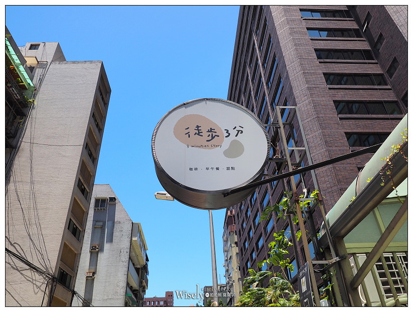台北松山。徒步3分‧小食光︱平價豐富輕食早午餐，鄰近捷運中山國中站～食尚玩家採訪，大推情有獨鐘大雞腿三明治＆店員最愛燒肉堡，甜點也很厲害！