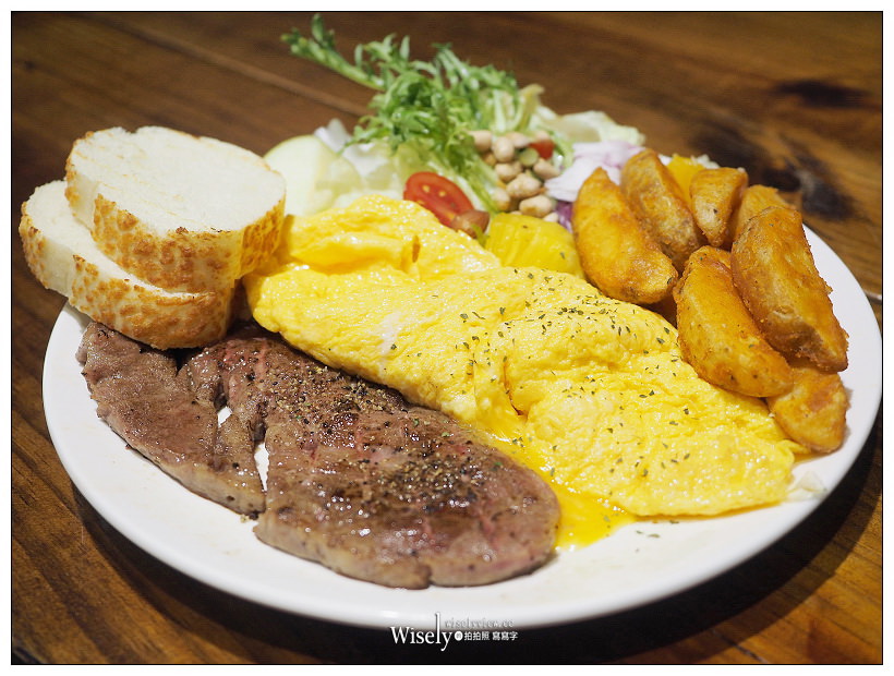 台北松山。徒步3分‧小食光︱平價豐富輕食早午餐，鄰近捷運中山國中站～食尚玩家採訪，大推情有獨鐘大雞腿三明治＆店員最愛燒肉堡，甜點也很厲害！