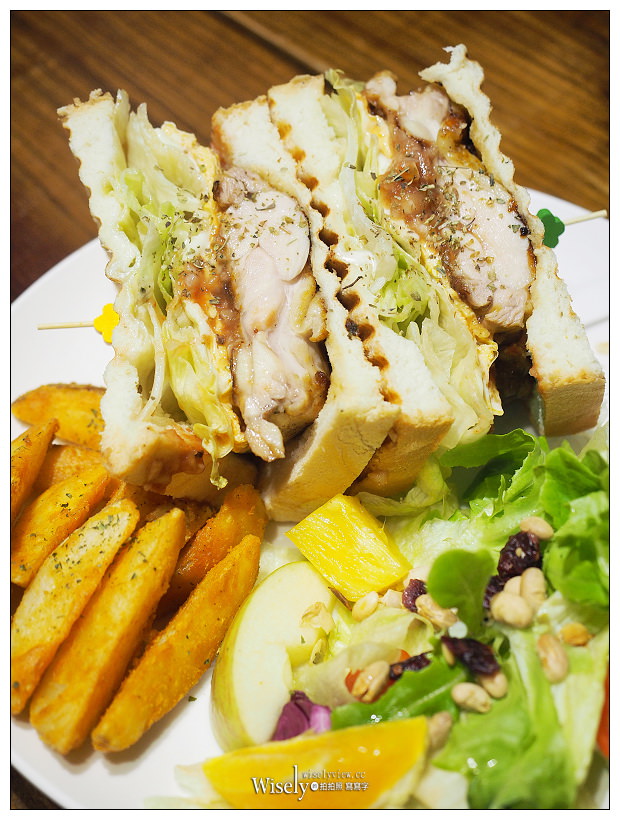 台北松山。徒步3分‧小食光︱平價豐富輕食早午餐，鄰近捷運中山國中站～食尚玩家採訪，大推情有獨鐘大雞腿三明治＆店員最愛燒肉堡，甜點也很厲害！