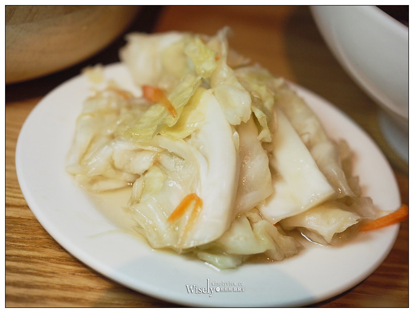 台北中山。大師兄銷魂麵舖︱麻辣牛肉湯搭配銷魂乾拌麵，網紅人氣排隊名店