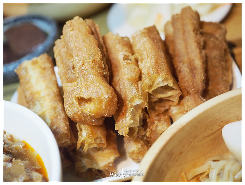 台北中山。大師兄銷魂麵舖︱麻辣牛肉湯搭配銷魂乾拌麵，網紅人氣排隊名店