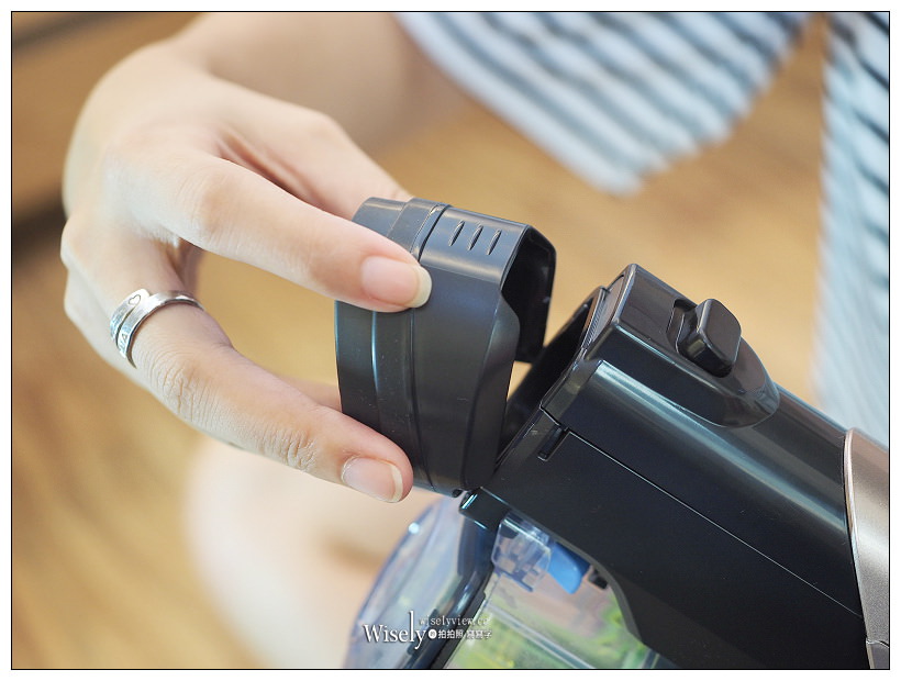 日立無線吸塵器推薦。PV-SJX920T︱美型輕盈機身，搭配3D掃除讓居家更潔淨～滑輪馬達吸力強，獨創照明式吸頭毛刷超好用，還可更換電池省時又省力