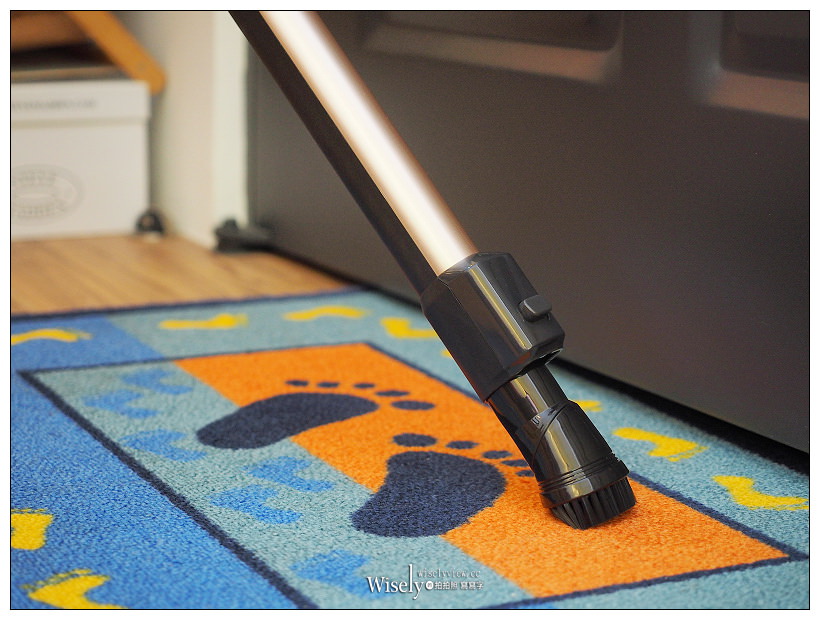 日立無線吸塵器推薦。PV-SJX920T︱美型輕盈機身，搭配3D掃除讓居家更潔淨～滑輪馬達吸力強，獨創照明式吸頭毛刷超好用，還可更換電池省時又省力