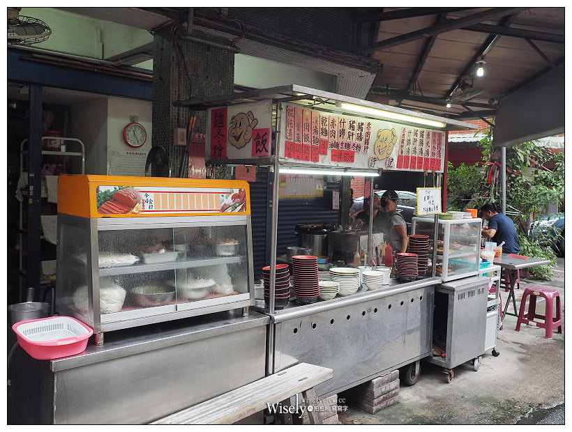 台北大同。許記意麵(許記麵攤)︱必嚐魯肉飯與豬頭皮，黑白切和豬腸湯也好吃~捷運雙連站美食