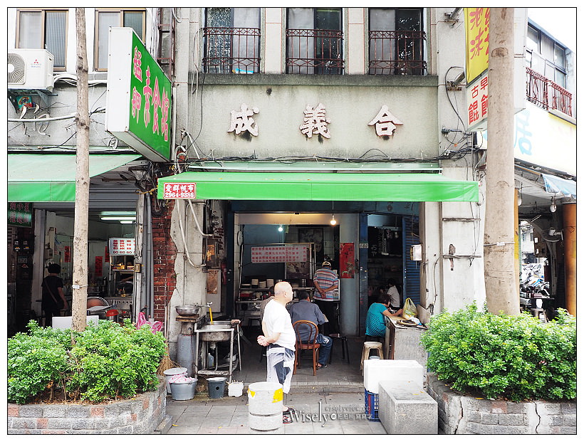 台北萬華。藍居古早味餛飩麵︱美味大骨湯頭餛飩湯，在地出名的孝女麵攤