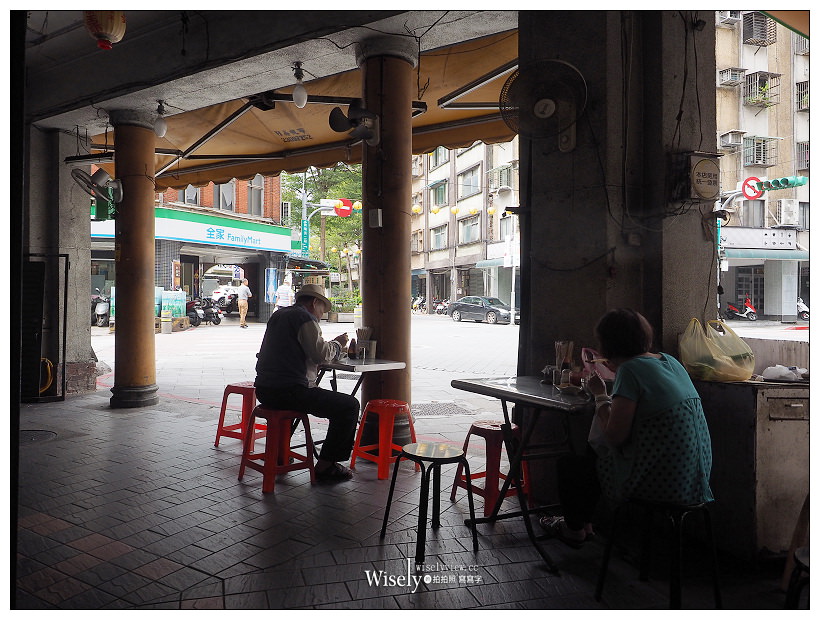台北萬華。藍居古早味餛飩麵︱美味大骨湯頭餛飩湯，在地出名的孝女麵攤