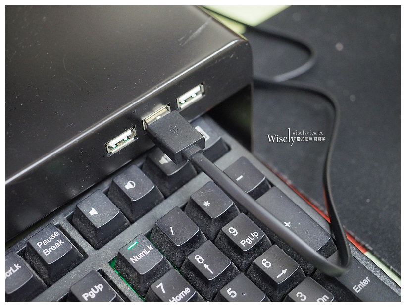 BenQ WiT ScreenBar 螢幕智能掛燈︱輕便使用光感應，提供最舒適亮度