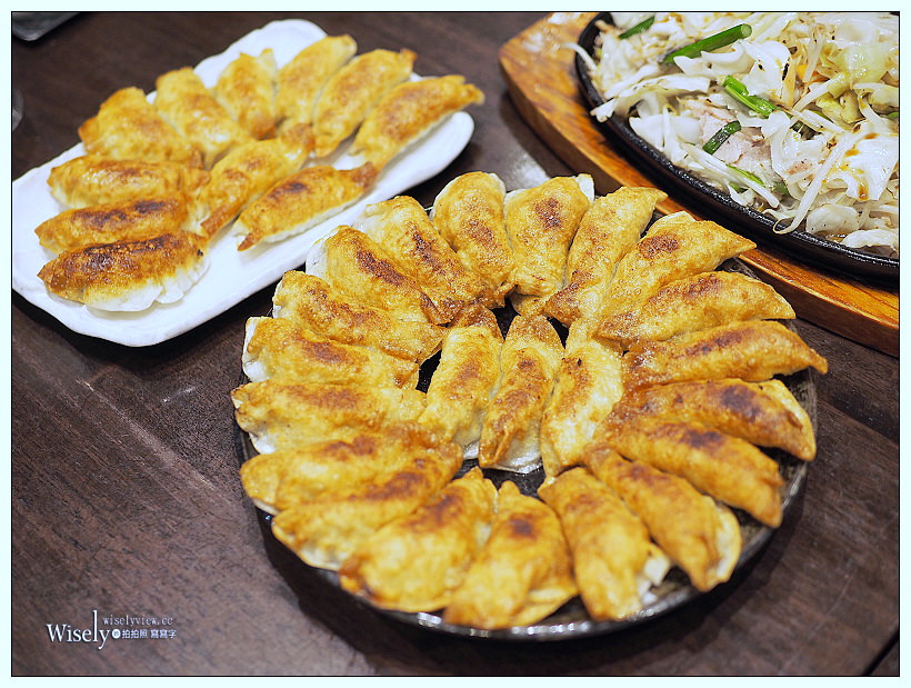 福島美食。照井圓盤餃子-JR福島東口站店︱口感酥香美味好吃，在地排隊美食名物