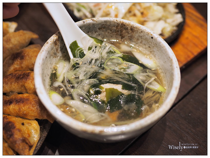 福島美食。照井圓盤餃子-JR福島東口站店︱口感酥香美味好吃，在地排隊美食名物