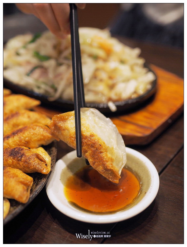 福島美食。照井圓盤餃子-JR福島東口站店︱口感酥香美味好吃，在地排隊美食名物