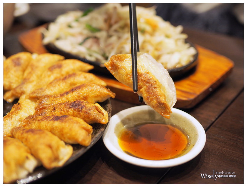 福島美食。照井圓盤餃子-JR福島東口站店︱口感酥香美味好吃，在地排隊美食名物