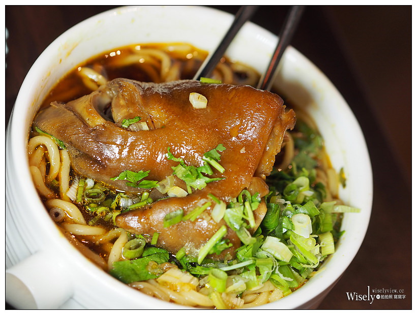 台北松山。伊宛面︱椒麻滷豬腳麵，大推！魔鬼藏在細節裡，工業風裝潢餐廳 #台味港點混搭套餐
