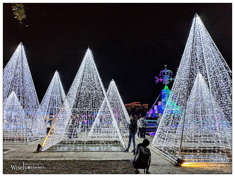 2018宜蘭耶誕奇幻世界。宜蘭縣政府中央公園︱11-16至01-01止，免費入場參觀（Google Pixel 3夜視拍攝）