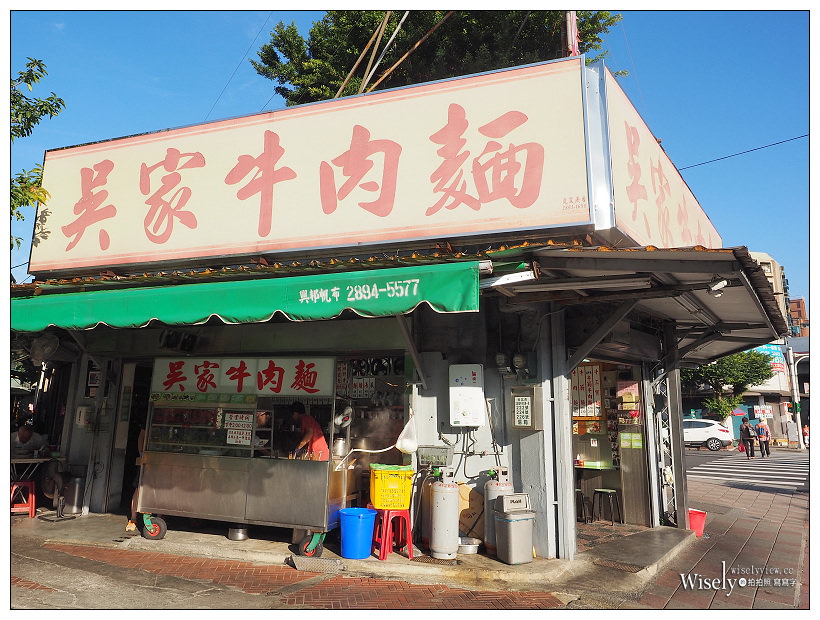 台北北投。吳家牛肉麵︱老字號三大牛肉麵之一，半筋半肉麵&滷菜不錯吃