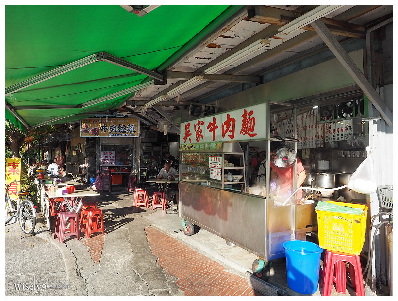 台北北投。吳家牛肉麵︱老字號三大牛肉麵之一，半筋半肉麵&滷菜不錯吃