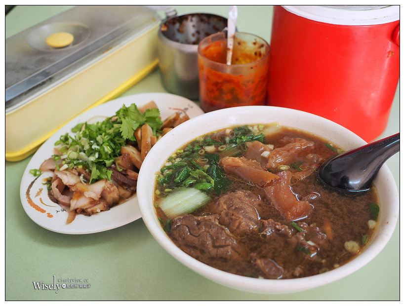 台北北投。吳家牛肉麵︱老字號三大牛肉麵之一，半筋半肉麵&滷菜不錯吃