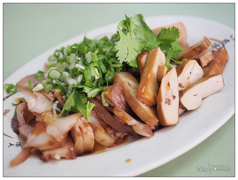 台北北投。吳家牛肉麵︱老字號三大牛肉麵之一，半筋半肉麵&滷菜不錯吃