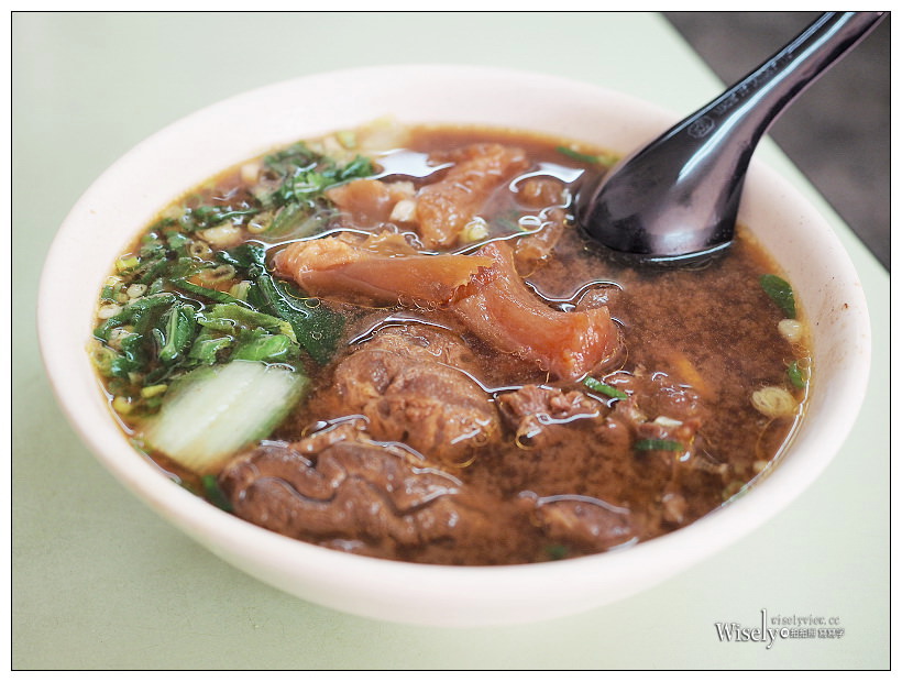 台北北投。吳家牛肉麵︱老字號三大牛肉麵之一，半筋半肉麵&滷菜不錯吃