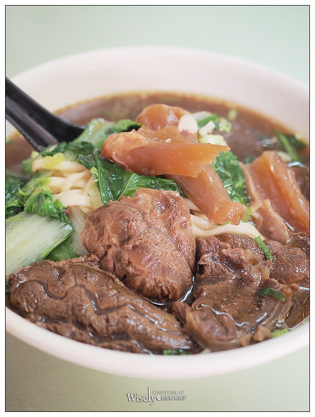台北北投。吳家牛肉麵︱老字號三大牛肉麵之一，半筋半肉麵&滷菜不錯吃