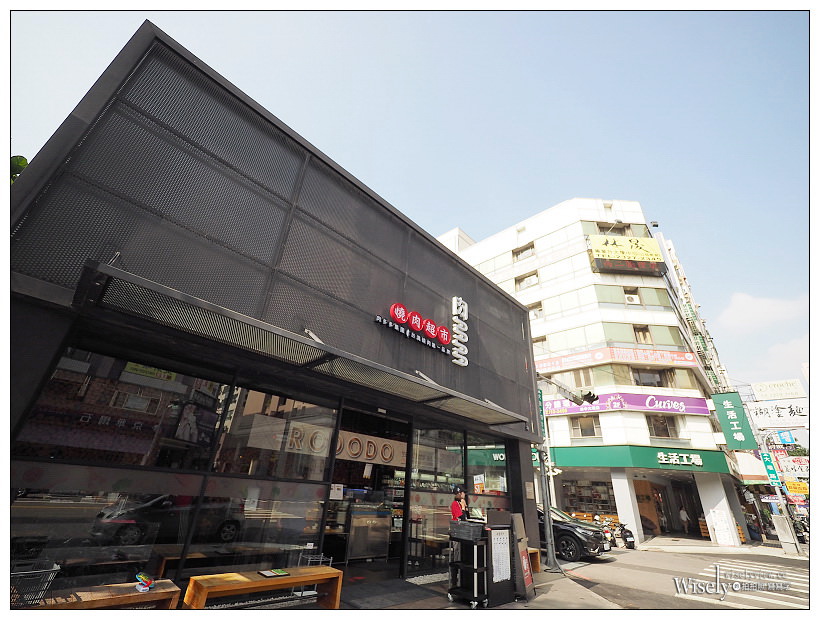 台中南屯。肉多多燒肉超市︱便宜供應多樣肉品海鮮，還有高檔和牛活龍蝦平價吃