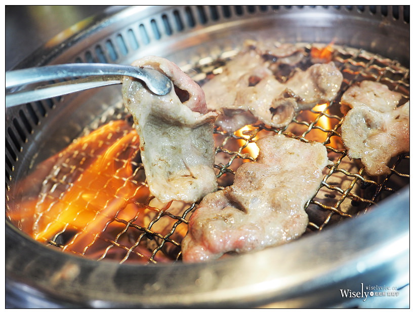 台中南屯。肉多多燒肉超市︱便宜供應多樣肉品海鮮，還有高檔和牛活龍蝦平價吃