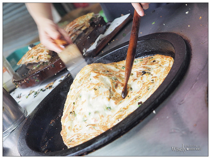 建國黃昏市場蔥油餅︱現做外皮酥脆︱新店排隊銅板小吃︱捷運七張站