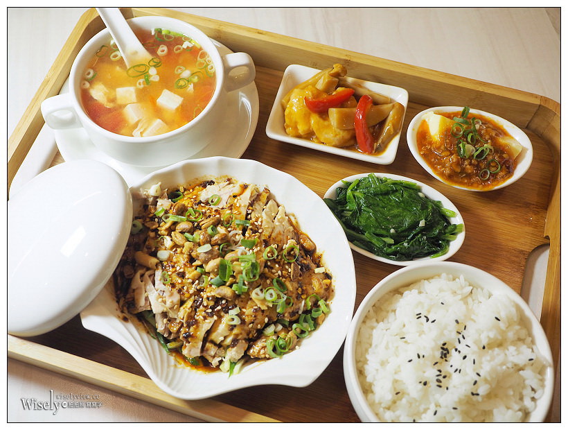 台北。采味食光︱文青風麵食館，推薦精燉砂鍋胡椒豬肚雞&紅燒膠原軟骨麵～台北後門美食／捷運科技大樓站美食／和平東路118巷美食