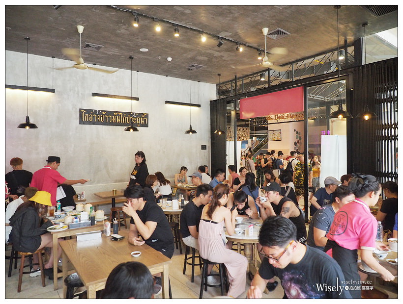 2019曼谷自由行5-5︱紅大哥水門雞飯二店、泰國潑水節(席隆路／暹邏廣場／Central World)、ICONSIAM暹邏天地、拉差達火車夜市(水果冰沙西施)