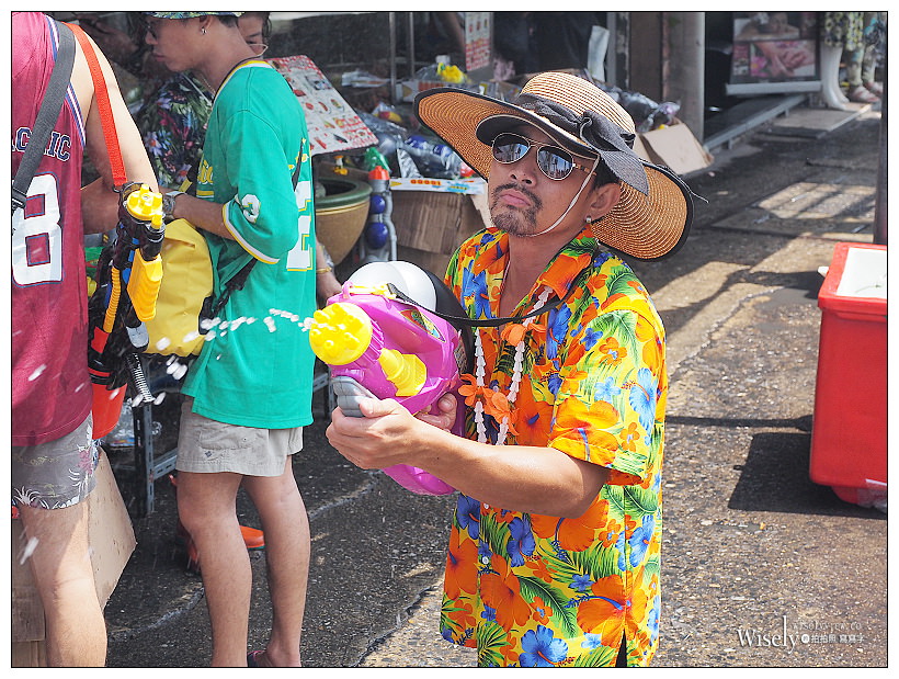 2019曼谷自由行5-5︱紅大哥水門雞飯二店、泰國潑水節(席隆路／暹邏廣場／Central World)、ICONSIAM暹邏天地、拉差達火車夜市(水果冰沙西施)