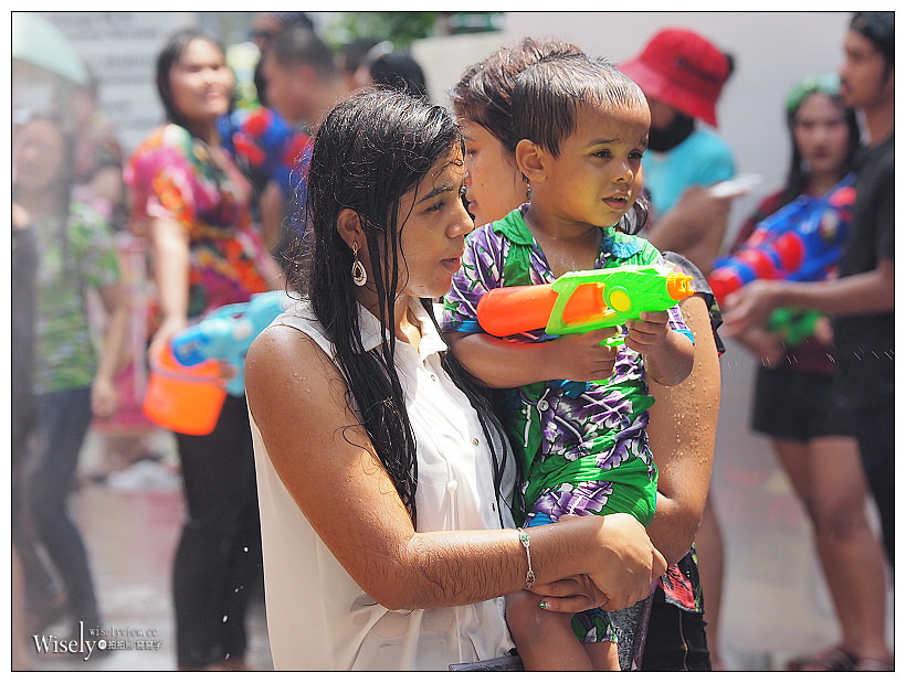 2019曼谷自由行5-5︱紅大哥水門雞飯二店、泰國潑水節(席隆路／暹邏廣場／Central World)、ICONSIAM暹邏天地、拉差達火車夜市(水果冰沙西施)