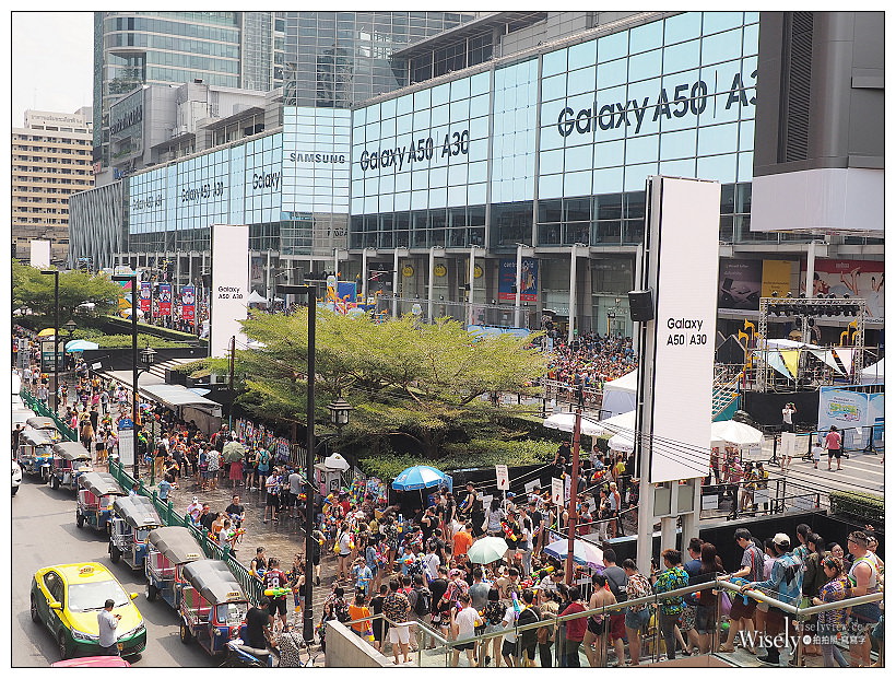 2019曼谷自由行5-5︱紅大哥水門雞飯二店、泰國潑水節(席隆路／暹邏廣場／Central World)、ICONSIAM暹邏天地、拉差達火車夜市(水果冰沙西施)