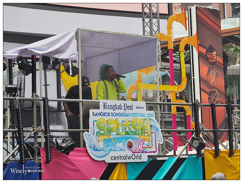 2019曼谷自由行5-5︱紅大哥水門雞飯二店、泰國潑水節(席隆路／暹邏廣場／Central World)、ICONSIAM暹邏天地、拉差達火車夜市(水果冰沙西施)