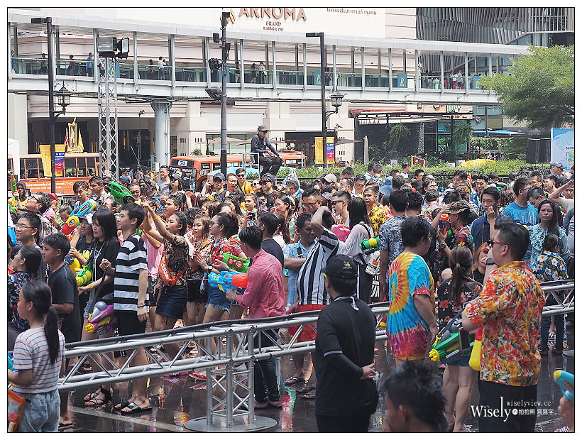 2019曼谷自由行5-5︱紅大哥水門雞飯二店、泰國潑水節(席隆路／暹邏廣場／Central World)、ICONSIAM暹邏天地、拉差達火車夜市(水果冰沙西施)