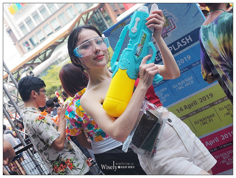 2019曼谷自由行5-5︱紅大哥水門雞飯二店、泰國潑水節(席隆路／暹邏廣場／Central World)、ICONSIAM暹邏天地、拉差達火車夜市(水果冰沙西施)