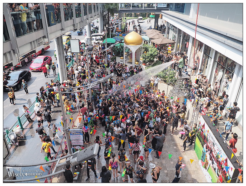 2019曼谷自由行5-5︱紅大哥水門雞飯二店、泰國潑水節(席隆路／暹邏廣場／Central World)、ICONSIAM暹邏天地、拉差達火車夜市(水果冰沙西施)