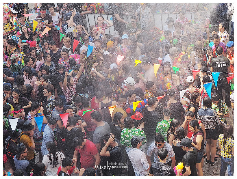 2019曼谷自由行5-5︱紅大哥水門雞飯二店、泰國潑水節(席隆路／暹邏廣場／Central World)、ICONSIAM暹邏天地、拉差達火車夜市(水果冰沙西施)