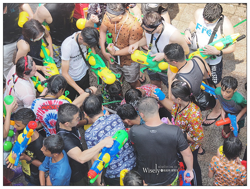 2019曼谷自由行5-5︱紅大哥水門雞飯二店、泰國潑水節(席隆路／暹邏廣場／Central World)、ICONSIAM暹邏天地、拉差達火車夜市(水果冰沙西施)