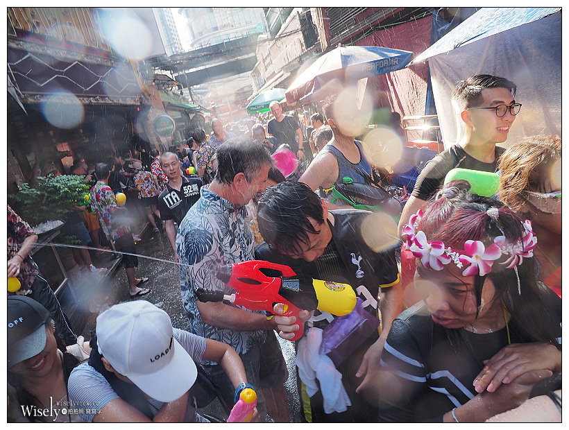 2019曼谷自由行5-5︱紅大哥水門雞飯二店、泰國潑水節(席隆路／暹邏廣場／Central World)、ICONSIAM暹邏天地、拉差達火車夜市(水果冰沙西施)